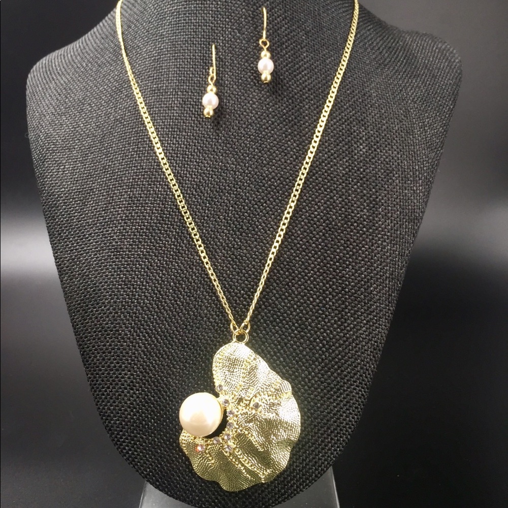 Golden shell pearl necklace earring set